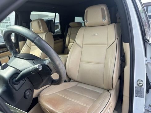 Used 2023 Cadillac Escalade Premium Luxury image 10