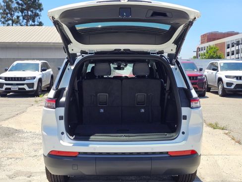 New 2026 Jeep Grand Cherokee L 2WD image 8