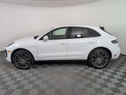 Certified 2025 Porsche Macan image 2
