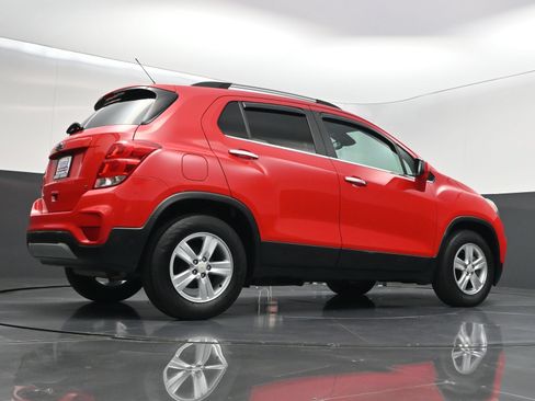 Used 2020 Chevrolet Trax LT w/ LT Convenience Package FWD image 39