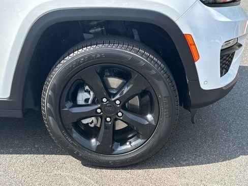 Certified 2025 Jeep Grand Cherokee Limited w/ Luxury Tech Group II image 16