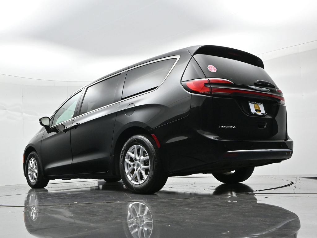 Used 2023 Chrysler Pacifica Touring-L FWD image 32