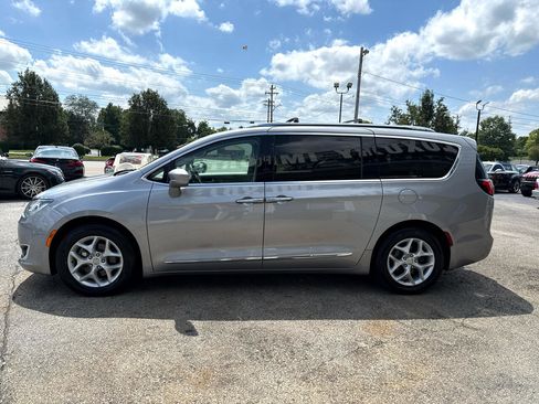 Used 2018 Chrysler Pacifica Touring-L Plus w/ Tire & Wheel Group image 11