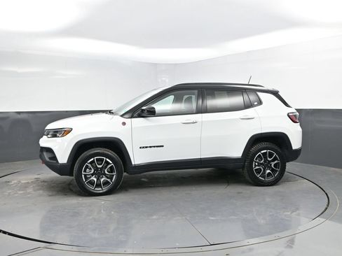 Used 2025 Jeep Compass Trailhawk AWD/4WD image 6