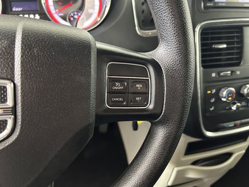 Used 2020 Dodge Grand Caravan SE w/ UConnect Hands-Free Group FWD image 15
