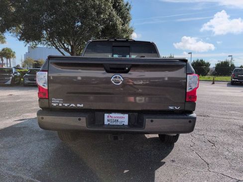 Used 2018 Nissan Titan SV w/ SV Convenience Package RWD image 5