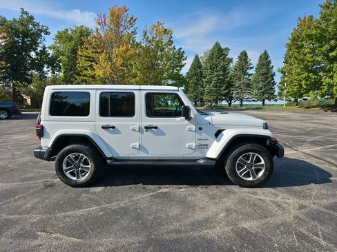 Used 2019 Jeep Wrangler Unlimited Sahara AWD/4WD image 7
