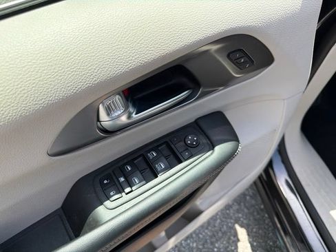 Used 2023 Chrysler Pacifica Touring-L AWD/4WD image 12