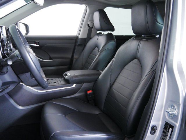 Used 2022 Toyota Highlander XLE AWD/4WD image 17