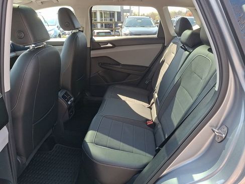 Used 2023 Volkswagen Taos SE w/ Panoramic Sunroof Package image 10