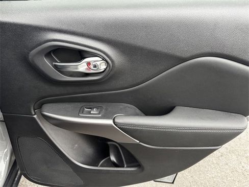 Certified 2022 Jeep Cherokee Latitude Lux image 15