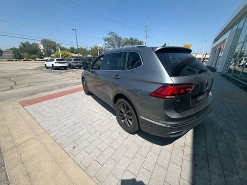 Used 2024 Volkswagen Tiguan SE w/ Panoramic Sunroof Package FWD image 17