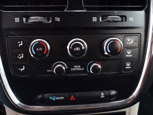 Used 2019 Dodge Grand Caravan SE FWD image 28