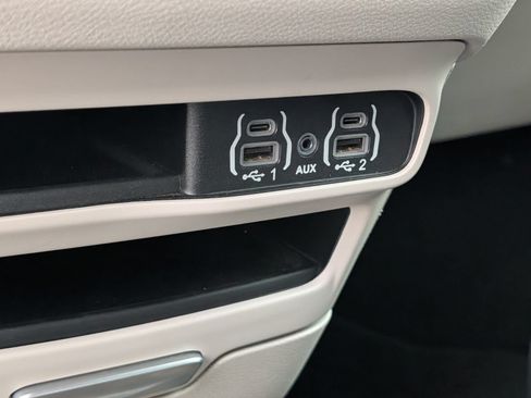Used 2023 Chrysler Pacifica Touring-L FWD image 9