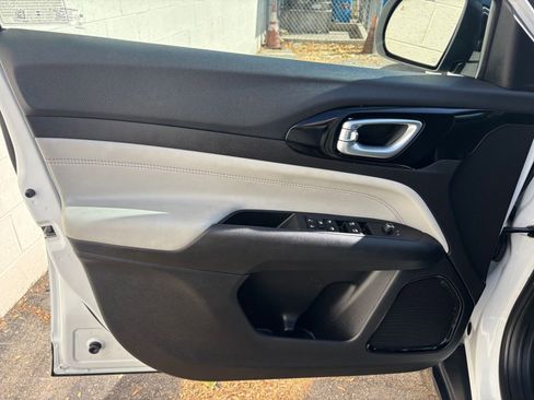 Used 2025 Jeep Compass Limited image 20