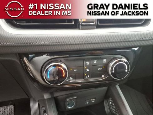 Used 2024 Chevrolet TrailBlazer LT w/ LT Cold Weather Package FWD image 17