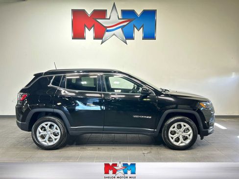Used 2024 Jeep Compass Latitude AWD/4WD image 1