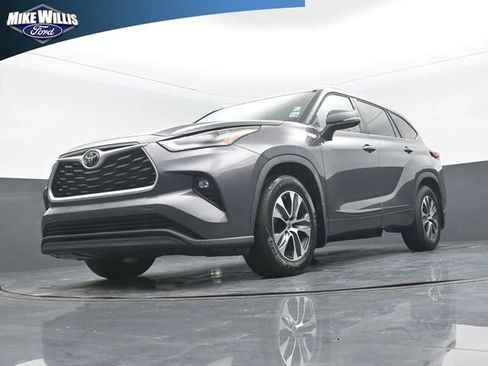 Used 2022 Toyota Highlander XLE FWD image 19