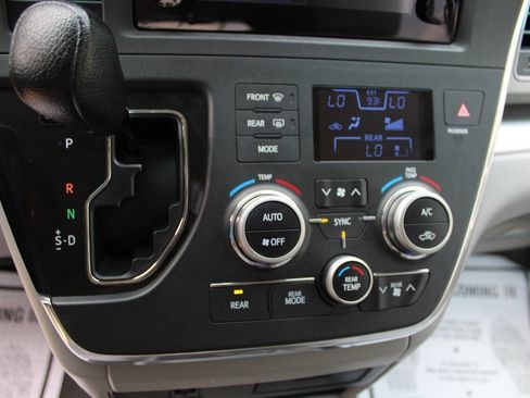 Used 2015 Toyota Sienna LE FWD image 24