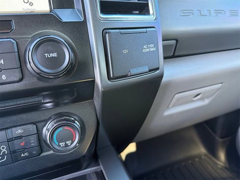 Used 2017 Ford F250 XLT w/ XLT Premium Package image 21