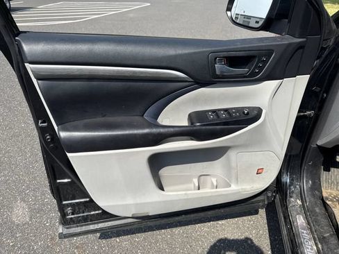 Used 2018 Toyota Highlander Limited Platinum AWD/4WD image 19