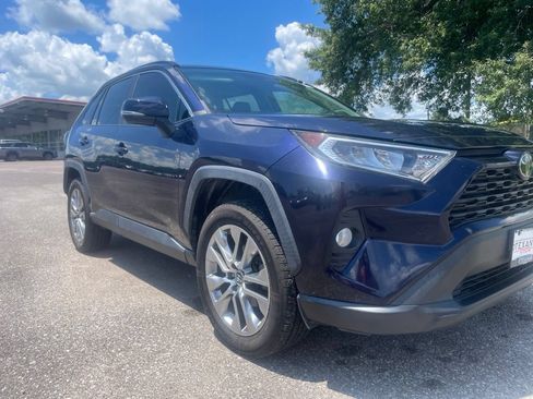 Used 2019 Toyota RAV4 XLE Premium FWD image 9