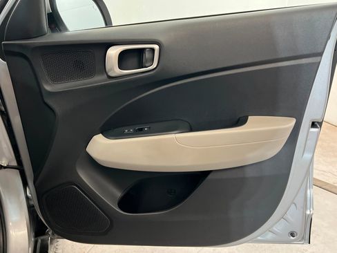 Used 2025 Hyundai Venue SEL image 24