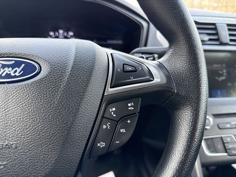 Used 2018 Ford Fusion SE w/ Fusion SE Technology Package image 2