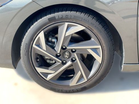 Used 2024 Hyundai Elantra Limited image 12