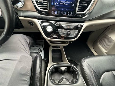 Used 2017 Chrysler Pacifica Touring-L FWD image 24