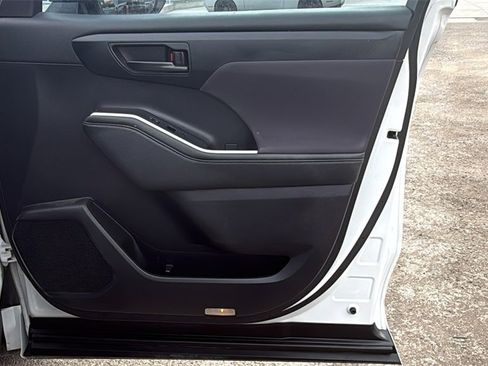 Used 2023 Toyota Highlander LE image 27