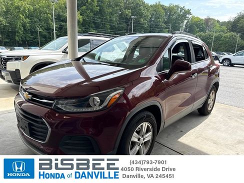 Used 2017 Chevrolet Trax LT w/ LT Convenience Package FWD image 1