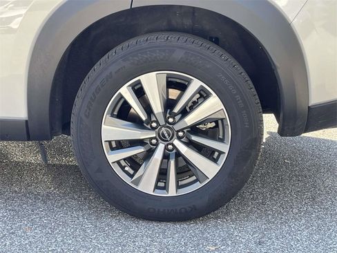 Used 2025 Nissan Pathfinder SL image 10