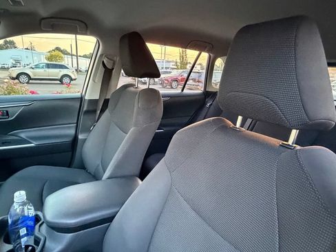 Used 2019 Toyota RAV4 LE FWD image 9