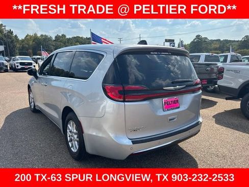 Used 2023 Chrysler Pacifica Touring FWD image 18