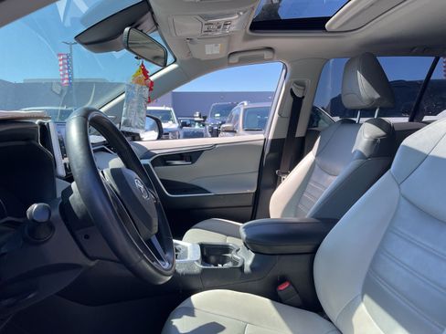 Used 2020 Toyota RAV4 XLE Premium FWD image 5