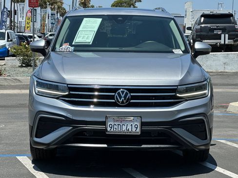 Used 2023 Volkswagen Tiguan SE w/ Panoramic Sunroof Package FWD image 9