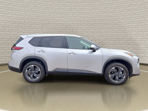 Used 2025 Nissan Rogue SV FWD image 4