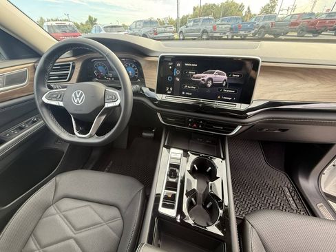 Used 2024 Volkswagen Atlas SE w/ Black Wheel Package image 14
