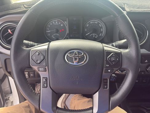 Used 2018 Toyota Tacoma TRD Sport w/ Technology Package AWD/4WD image 11