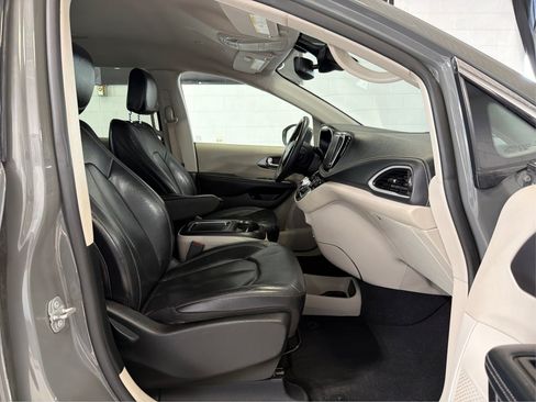 Used 2022 Chrysler Pacifica Touring-L FWD image 15