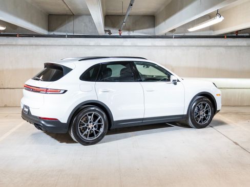 Certified 2026 Porsche Cayenne AWD/4WD image 9