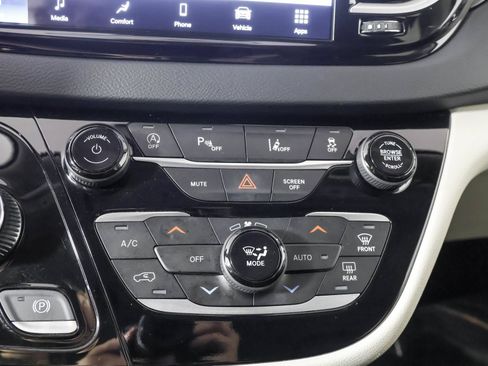 Used 2023 Chrysler Pacifica Touring-L FWD image 30