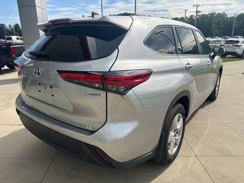 Used 2023 Toyota Highlander LE AWD/4WD image 7