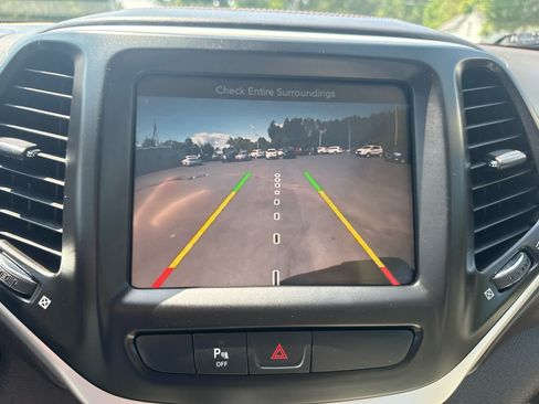 Used 2017 Jeep Cherokee Overland AWD/4WD image 22