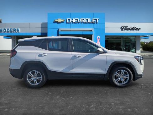 Used 2024 GMC Terrain SLE image 4