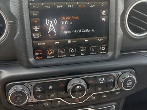 Used 2020 Jeep Gladiator Overland AWD/4WD image 14