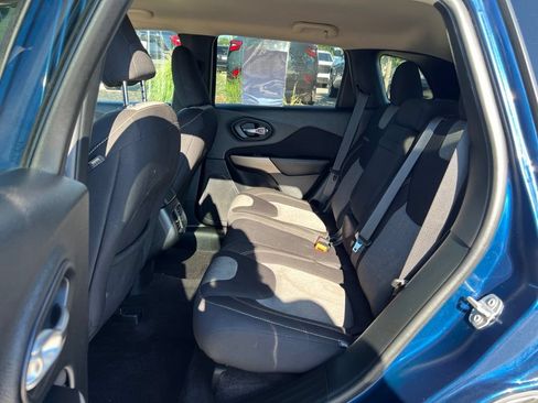 Used 2018 Jeep Cherokee Latitude w/ Cold Weather Group AWD/4WD image 9