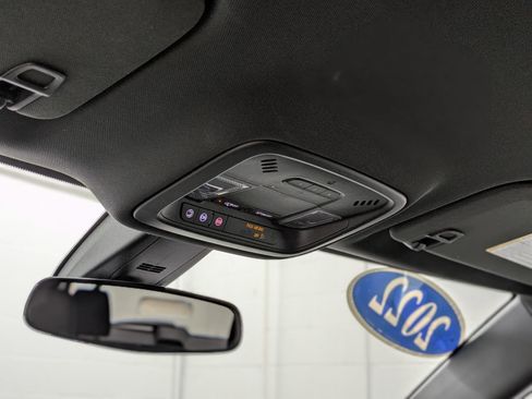 Used 2022 Chevrolet Traverse LT image 38