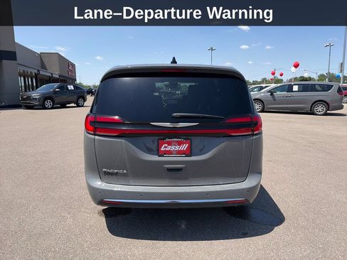 Used 2025 Chrysler Pacifica Select FWD image 5